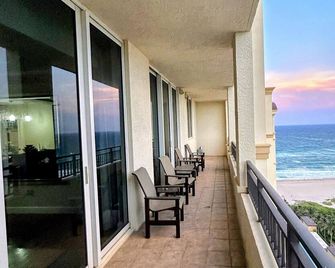 3 bedroom Luxurious Presidential Penthouse ,Ocean View + 5 star Resort Amenities - Palm Beach Shores - Balcon