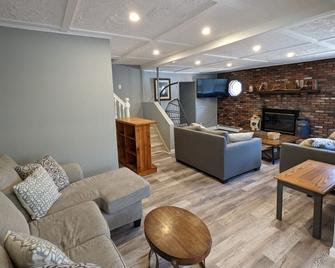 Manor house renovated with rustic charm - Livingston Manor - Living room