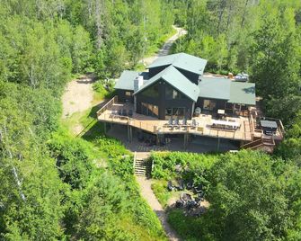 Remodeled Secluded 7 bedroom Lodge in the heart of Black Bay on Lake Vermilion - Orr - Edificio