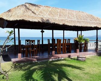 Temple Cafe & Seaside Cottages - Manggis - Patio