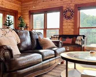 Secluded 5-Bedroom Lodge with Private Lake – Perfect for Large Groups! - Perryville - Living room