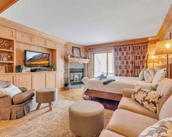 Cozy Studio Wood Fireplace - Ellicottville - Bedroom