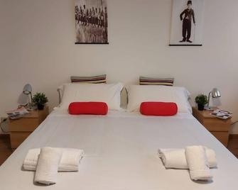 Bnbook-Ughelli - Rho - Camera da letto