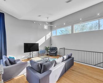 Modern Comfort In The Heart Of Museum District 3 Bedroom Townhouse - Houston - Wohnzimmer