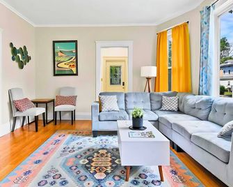 Historic Bungalow: For Groups & Families Sleeps 11 - Springfield - Living room