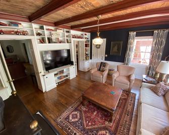 Historic home on 2 wooded acres w/ pool in heart of Nacogdoches - Nacogdoches - Olohuone