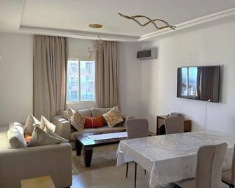 Bright apartment with sea view, terrace and swimming pool - Imi Ouaddar - Salon