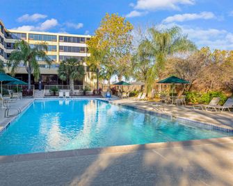 La Quinta Inn & Suites by Wyndham New Orleans Airport - Kenner - Bazén
