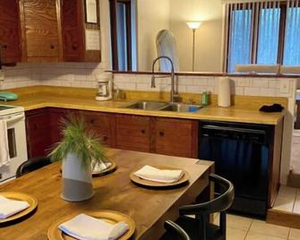 Bluff’s Edge Secluded Retreat with 2 car garage! - Hurley - Cocina