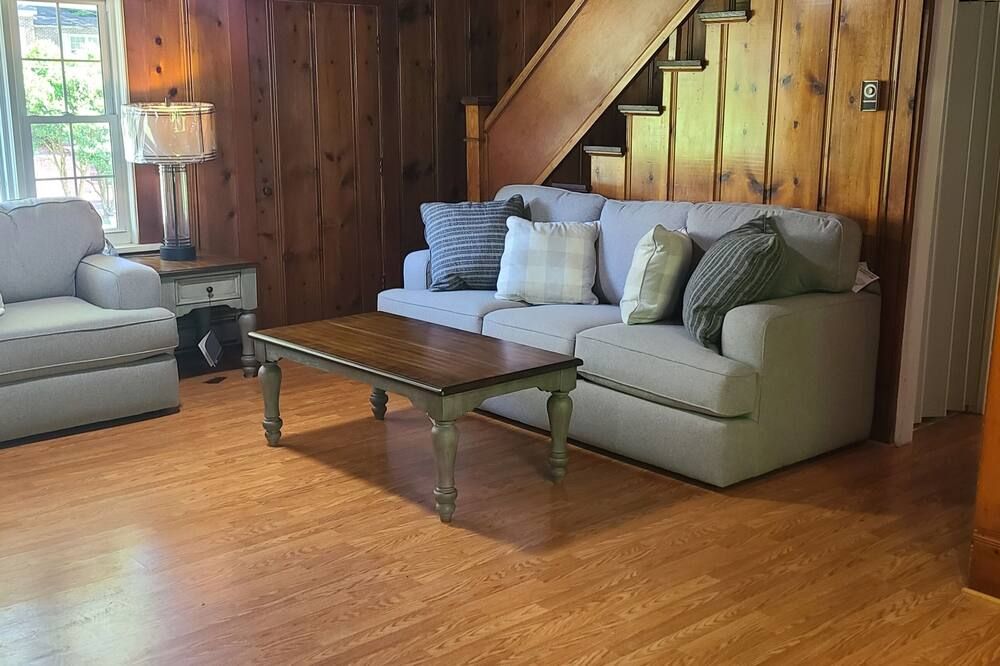 Gorgeous 4-bedroom house in Middlesboro KY with WiFi, AC. Minutes from LMU - Middlesboro - Вітальня