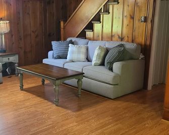 Gorgeous 4-bedroom house in Middlesboro KY with WiFi, AC. Minutes from LMU - Middlesboro - Вітальня