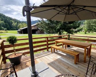 Family chalet with authentic charm and forest views. 15 km from Gérardmer - Ban-sur-Meurthe-Clefcy - ลาน