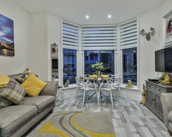 1 Bed Flat - Sleeps 2 - Pets - Parking - Wifi - Scarborough - Living room