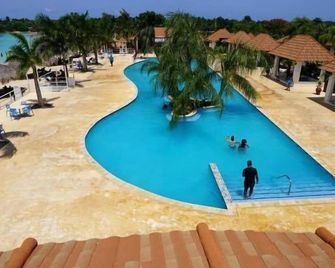 Gorgeous hideout, close to tourist attractions in Jamaica - Runaway Bay - Pool