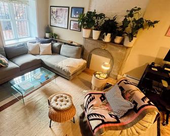 Spacious Bushwick Bedroom - Very close to Subways & to Manhattan, Pet-Friendly! - Brooklyn - Salon