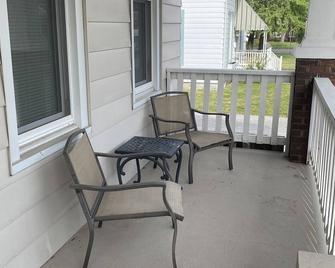 Big enough for the entire family, multiple families or a group of friends! - Alton - Balcony