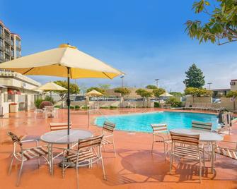 أوكلاند إيربورت إكسيكيوتيف هوتل - أواكلاند (كاليفورنيا) - حوض السباحة