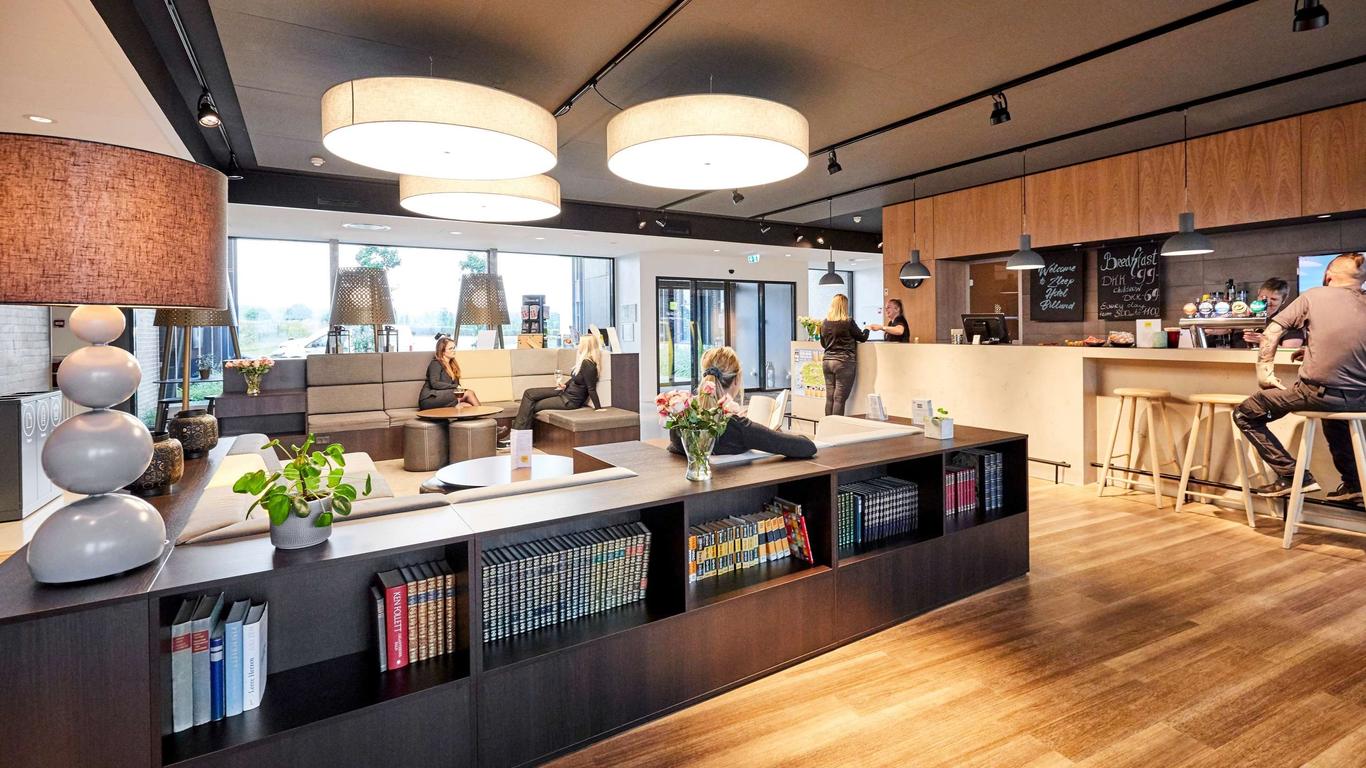 أيربورت هوتل، بيلاند