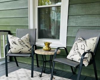 Charming 2-bedroom house in historical Galesburg neighborhood - Galesburg - Binnenhof