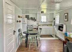 Classic newly renovated two bedroom cottage, across from the Lake near the Strip - Geneva-on-the-Lake - Dining room