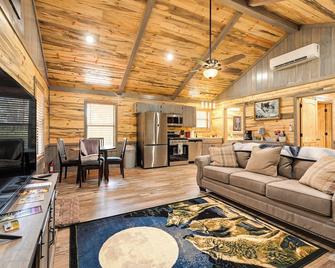 Pet-Friendly Broken Bow Cabin Near Lukfata Creek! - Broken Bow - Living room
