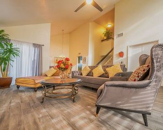 Entire house, pool, minutes to strip, Sleeps 10! Only 3 miles away from Strips - Spring Valley - Вітальня