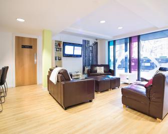 Mcdonald Road Student Accommodation - Edinburgh - Living room