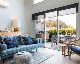 Refresh@Shellys. Boardwalk stroll down to beach from modern coastal villa. - Port Macquarie - Wohnzimmer