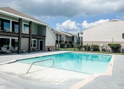 10 Min to Beach! Fast Commute, Pets, TV & Parking - Texas City - Pool