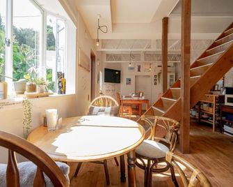 بيتش سايد إن شيراهاما - ايزو - غرفة طعام