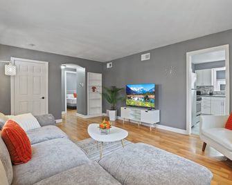 The Den: 2BR-1BT Cozy house w/ 2 Living Rooms - Homewood - Sala de estar