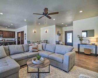 Red Lodge Mtn. View Cozy Home with hot-tub; 9 miles to RLM! New! - Red Lodge - Huiskamer