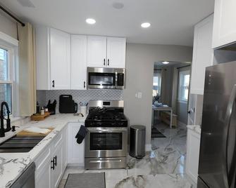 Elegant and Cozy 2 Bedroom Recently Renovated Home - Oak Lawn - Kitchen