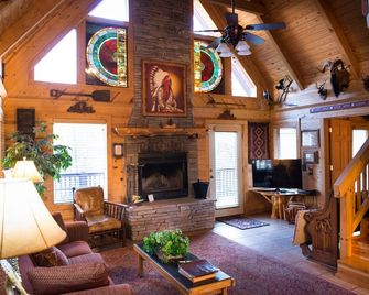 Luxury Family Retreat, Memories Made Here. Hot Tub, Wifi, Bbq,outdoor Activities - Ridgedale - Living room