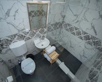 Hotel Plaza - Sarajevo - Bathroom