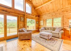 Lovely cabin home with mountain views, direct access to ski and snowshoe trails - Franconia - Soggiorno