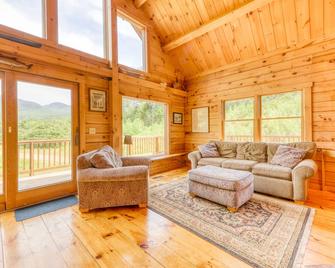 Lovely cabin home with mountain views, direct access to ski and snowshoe trails - Franconia - Living room