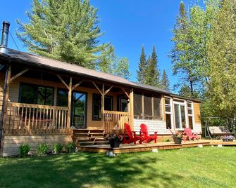 LE HUARD - Lakefront chalet, fully equipped, comfortable, private beach & dock - Mandeville - Bâtiment