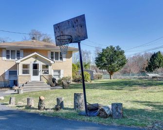 Shared Lake Access and Fire Pit Catskills Getaway! - Ellenville - Building