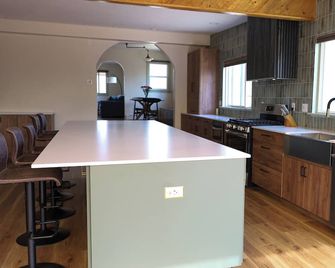 Stylish, centrally located 2 bedroom home in the high alpine desert town Alamosa - Аламоса - Кухня