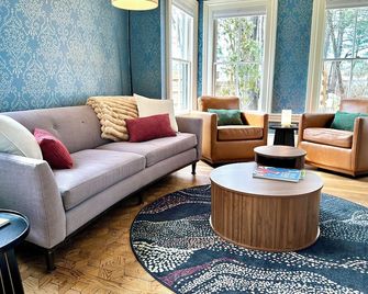 North Conway Adventure Hub! Walk to Shops & Dining. All New! Deck, Grill, Lawn - Conway - Lounge