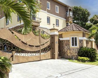 Barri Vacation Home - Kingston - Building