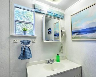 Near Water: Lake Dallas Home w/ Furnished Patio! - Lake Dallas