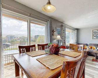 Dog-friendly condo by the beach & close to downtown w/ river views - Seaside - Dining room