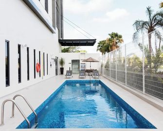 Fiesta Inn Express Cancún Cumbres - Cancún - Piscina