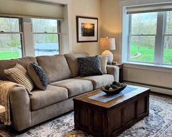Shawangunk Getaway - brand new cozy 1-bedroom apartment in charming Wallkill. - Wallkill - Living room