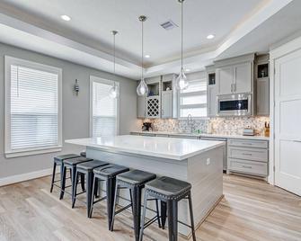 Royal Beach Retreat for 12, 2 mins to Beach & Views - Crystal Beach - Kuchnia