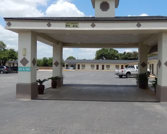 Pearsall Executive Inn - Pearsall