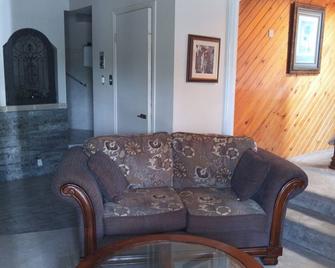 Princess Motel - Bobcaygeon - Living room