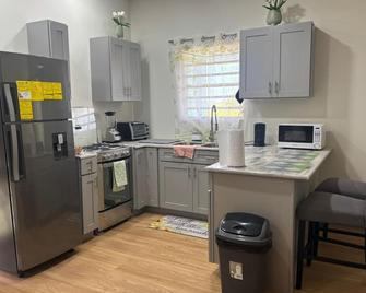 Cozy 1-bedroom apartment with AC, WiFi in charming Dunbars Development - Cedar Grove - Küche